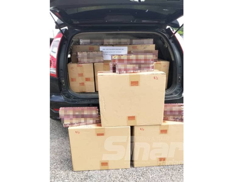 Antara rokok seludup dari negara jiran yang dirampas di kawasan ladang kelapa sawit di Pekan Nenas, Pontian, Johor semalam.