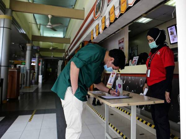 Kelihatan pengguna lebuh raya berhenti rehat seketika di kawasan R&R Restoran Jejantas Sungai Buloh ketika tinjauan PKPP hari ini.
