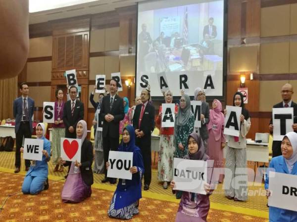 Dr Rohaizat (tiga dari kanan) bersama pasukan panglima perang KKM yang diketuai oleh Dr Noor Hisham (dua dari kanan).