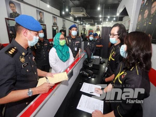 Ain Arjuna semasa mengadakan lawatan ke salah sebuah kedai gunting rambut di sini hari ini.