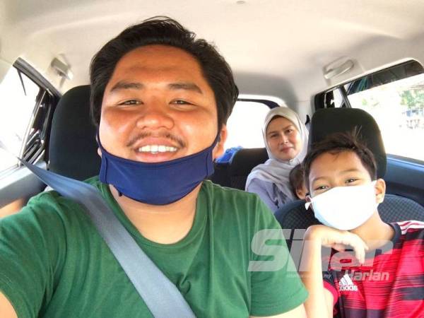 Mohammad Hamiz Haqim (kiri) berkongsi rasa teruja dapat mengambil kakak dan anak-anak saudaranya yang terkandas di Kampung Pondok Lalang, Kuala Terengganu.