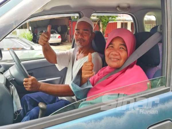 Pasangan suami isteri dari Jerteh, Terengganu menunjukkan reaksi gembira ketika melalui SJR di Bukit Yong.