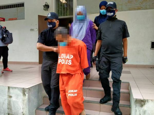 Pasangan suami isteri dibawa keluar dari Kompleks Mahkamah Kulim selepas pertuduhan, hari ini.