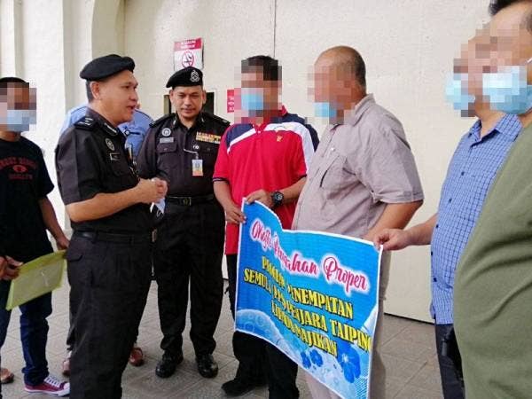 Mohd Farid menyempurnakan penyerahan empat bekas banduan Penjara Taiping kepada wakil Syarikat APG Steel Enterprise semalam.