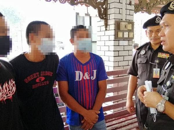 Mohd Farid (kanan) menyantuni bekas banduan yang berjaya ditempatkan dalam sektor pekerjaan menerusi program penempatan semula di Taiping semalam.