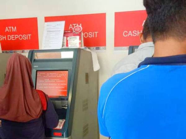 Siti Nor Ain sempat merakam kelibat lelaki yang tertinggal wang tunai ketika berurusan.