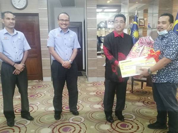 Sulaiman (dua dari kanan) dan Abd Razak (tiga dari kanan) ketika Majlis Penyerahan Faedah Perkeso di Seri Negeri, Ayer Keroh di sini hari ini.