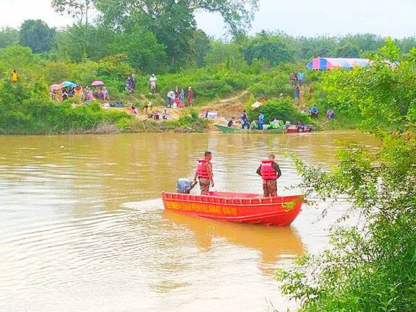 Anggota bomba dan penyelamat dari Balai Rantau Panjang sedang melakukan operasi mencari seorang lelaki warga Thailand dikhuatiri lemas selepas dipercayai terjun ke dalam Sungai Golok berhampiran Pos Kawalan Tentera Tok Oh, Lubok Stol.