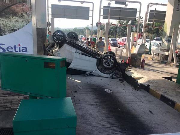 Kenderaan mangsa terbalik dirempuh dari belakang dalam kejadian berlaku di Plaza Tol Setia Alam pagi tadi.