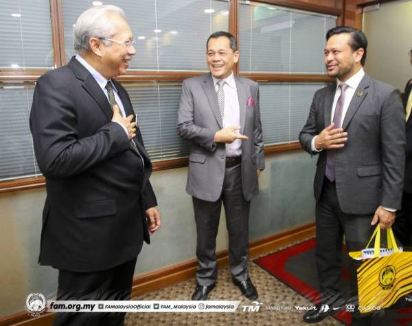 Hamidin (tengah) dan Stuart (kanan) mengadakan pertemuan dengan Annuar di Menara DBKL hari ini.