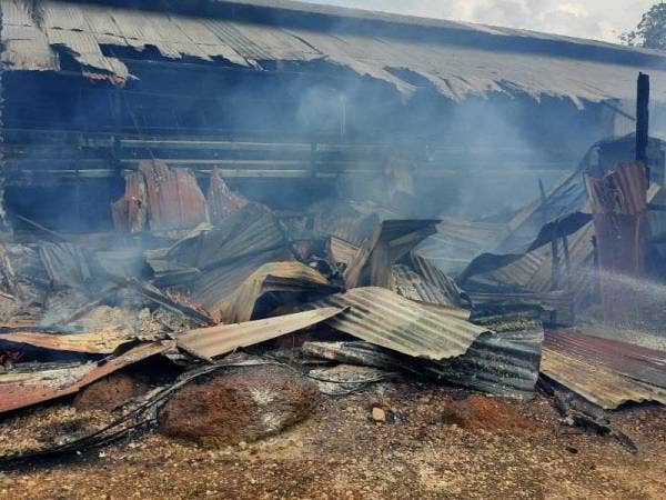 Kawasan penternakan ayam di Jalan Bekoh, Batu 6 yang terbakar hari ini.