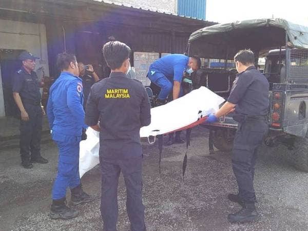 Mayat mangsa dibawa ke darat sebelum diserahkan kepada pihak polis untuk tindakan selanjutnya, petang semalam. - Foto MARITIM MALAYSIA