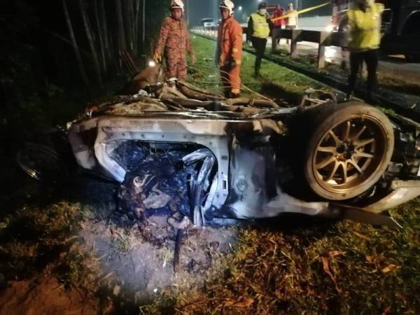 Dua lelaki maut selepas kereta Nissan Fairlady dinaiki terbabas sebelum terbakar dalam kejadian di Kilometer 26.7 Lebuhraya Karak menghala Tol Gombak di sini awal pagi tadi.