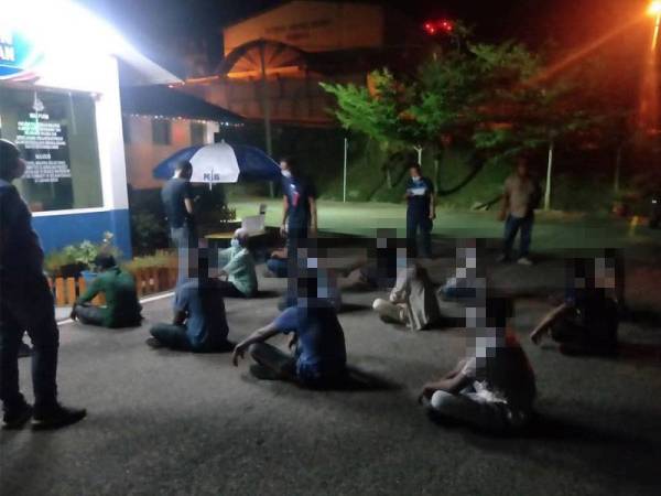 Individu yang ditahan dibawa ke Balai Polis untuk tindakan lanjut.