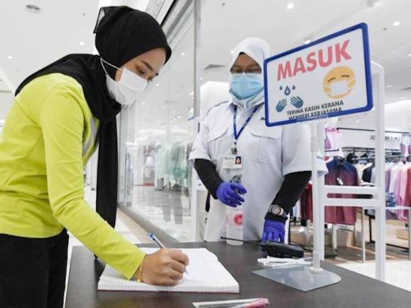 Pelanggan diminta merekodkan butiran diri yang lengkap dalam buku daftar masuk premis. - Foto Bernama