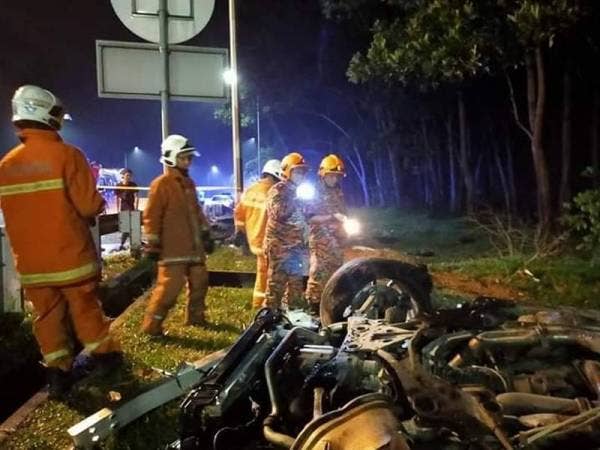 Dua lelaki maut selepas kereta Nissan Fairlady dinaiki terbabas sebelum terbakar di Kilometer 26.7 Lebuhraya Karak awal pagi tadi. - Foto Pasukan Bomba Sukarela Gombak