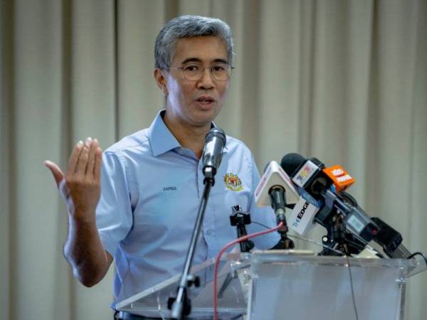 Tengku Zafrul ketika sidang media selepas melakukan lawatan kerja ke ibu pejabat Kumpulan Wang Simpanan Pekerja (KWSP) hari ini. - Foto Bernama