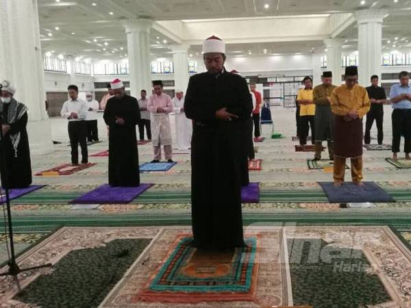 Imam Besar Masjid Sultan Idris Shah ll (Masjid Negeri Perak), Abdul Farid Salleh, mengimamkan solat Jumaat yang turut dihadiri Ahmad Faizal dan beberapa pegawai kanan kerajaan pada hari pertama pelaksanaan solat Jumaat dengan jumlah jemaah seramai 40 orang.