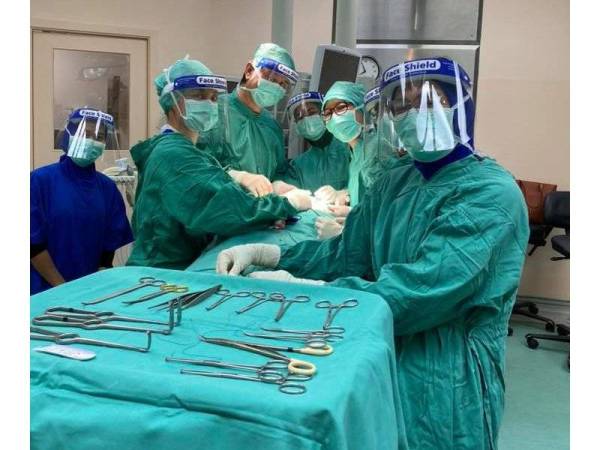 Dr Noor Hisham bersama teamnya melakukan pembedahan tiroidektomi untuk seorang pesakit yang menghidap “right dominant multinodular goitre” pagi ini.