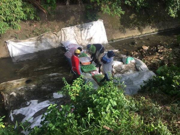 Kerja- kerja pembersihan di lokasi.
