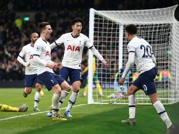 Sebahagian peman Spurs meraikan jaringan. Foto : gettyimages