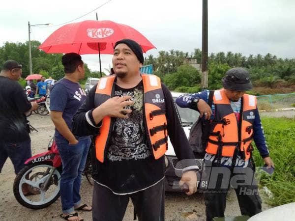 Dua pemancing yang terselamat selepas bot dinaiki mereka terkandas dalam kawasan paya bakau berhampiran Kampung Serkat, Pontian, Johor hari ini. 