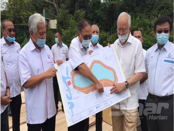 Wan Rosdy (tengah) bersama Najib (dua dari kanan) menunjukkan lokasi pembinaan ORS di muka sauk Sungai Mentiga, Pekan yang dijadualkan bermula pada September depan.