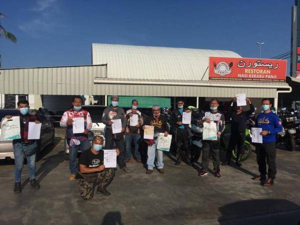 Sebahagian peserta konvoi bersedia untuk memulakan perjalanan.