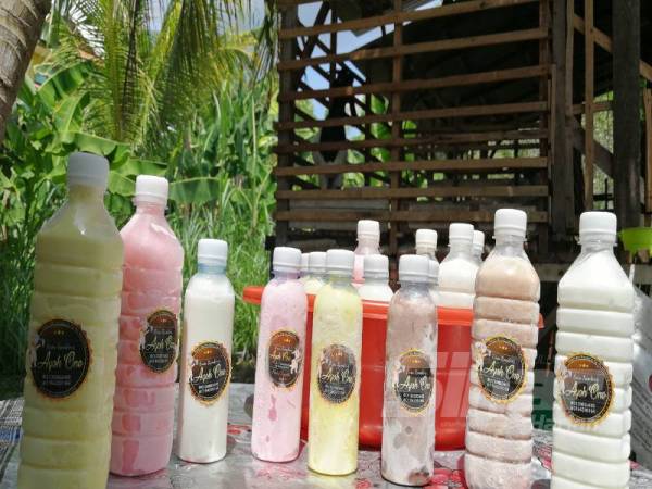 Antara susu kambing yang dijualnya Maisarah.