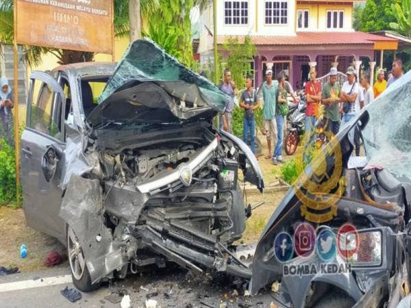Kemalangan melibatkan dua buah kereta iaitu Proton Iswara dan Proton Iriz, FOTO: JBPM Kedah.