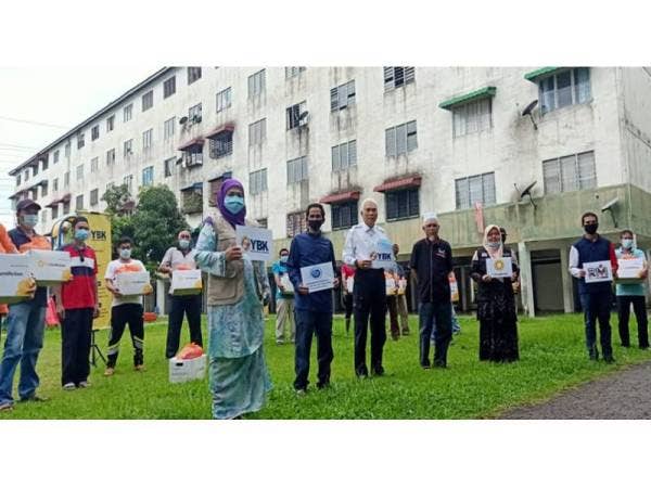 Yayasan Basmi Kemiskinan (YBK) menyampaikan sumbangan kepada 200 keluarga di Apartmen Kenanga, Taman Bunga Raya, Bukit Beruntung yang terkesan akibat pelaksanaan Perintah Kawalan Pergerakan (PKP) sejak 18 Mac lalu.