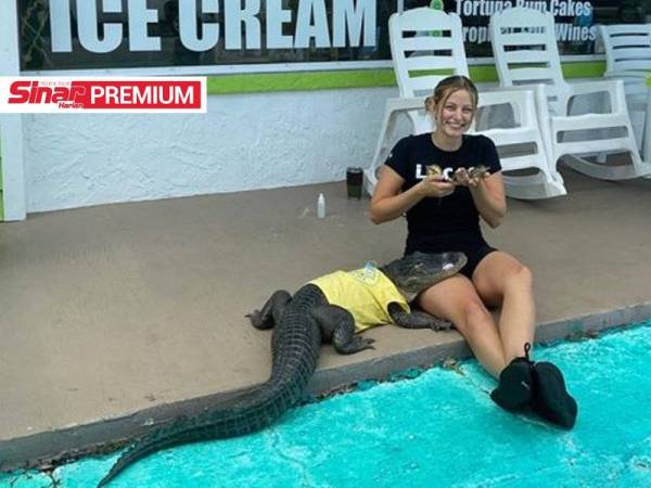 Gambar menunjukkan seorang wanita bersama Sweetie yang buta dan memakai sehelai baju di kedai Florida Key Lime Pie, Florida baru-baru ini. - Foto Facebook