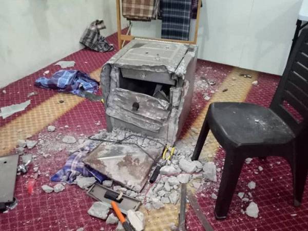 Peti besi yang turut disimen berjaya dipecahkan oleh pencuri yang memasuki Surau Kampung Batu Hitam malam kelmarin.