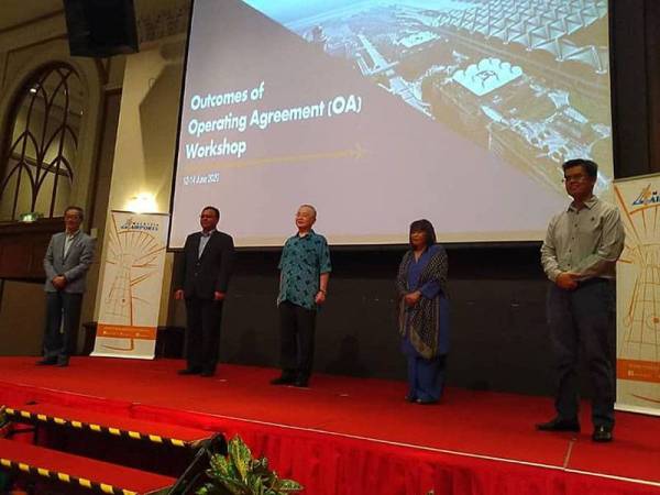 Ka Siong (tiga dari kiri) bersama pihak berkepentingan dan peserta 'Outcomes of OA Workshop' yang diadakan di MAHB.