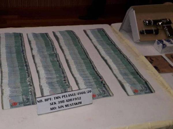 Wang tunai RM71,045 dan sepucuk pistol tiruan dengan 29 butir peluru antara barang yang dirampas selepas menumpaskan dua sindiket pengedaran dadah pada sidang akhbar di IPK Johor, Johor Bahru hari ini.