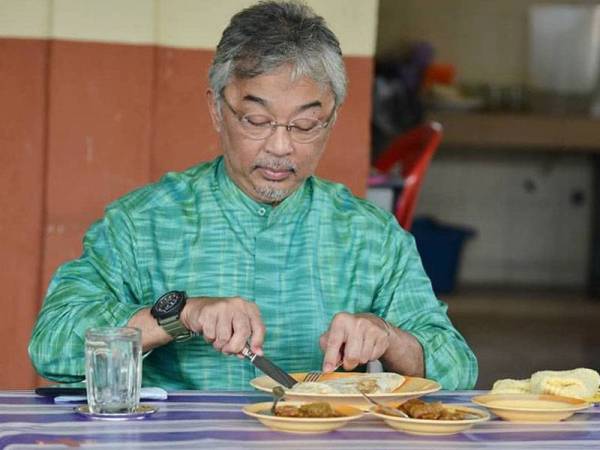 Aksi bersahaja baginda menarik perhatian rakyat dan netizen juga menyifatkan baginda seorang Tuanku berjiwa rakyat. FOTO: FB Istana Negara