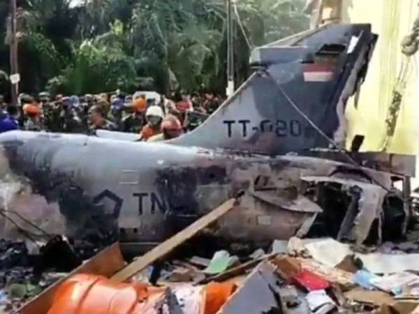 Penghuni dua buah rumah yang rosak teruk tersebut dilaporkan tidak berada di rumah ketika kejadian.