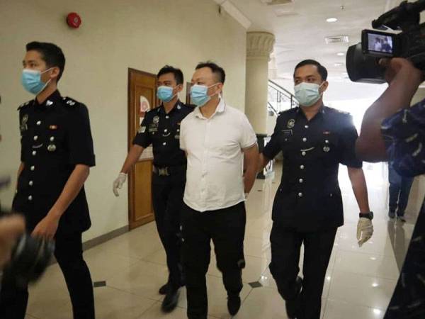 Teik Keng tidak mengaku bersalah di Mahkamah Majistert Kuantan hari ini atas tuduhan menipu skim pelaburan tidak wujud membabitkan nilai RM148,000 pada 2014.