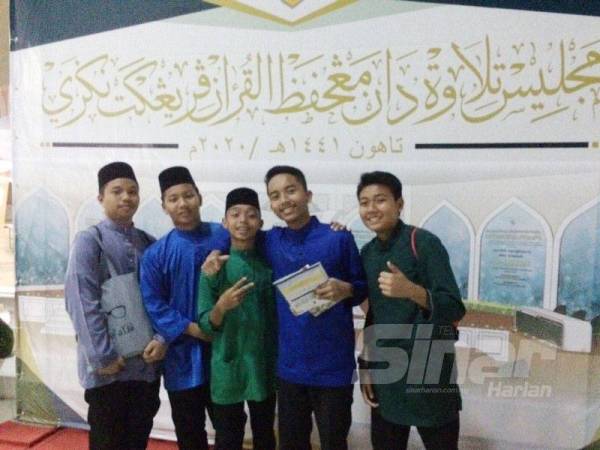 Muhammad Zaim (dua dari kanan) dan rakan-rakannya.