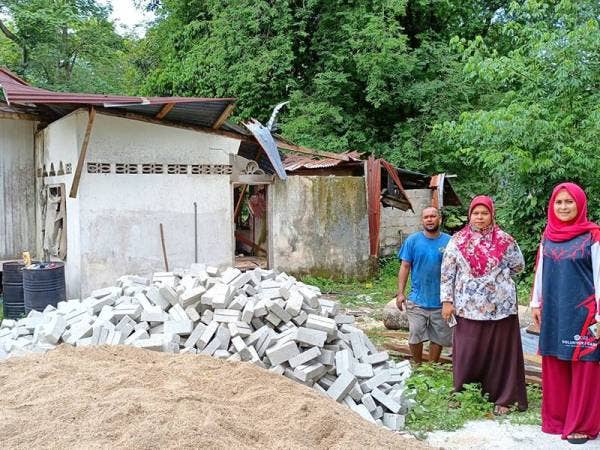 Kelab Volunteer i-Care (Vi-C) menghulurkan sumbangan 3,000 batu-bata, simen dan besi bagi membaik pulih bahagian dapur rumah yang runtuh dipukul ribut.