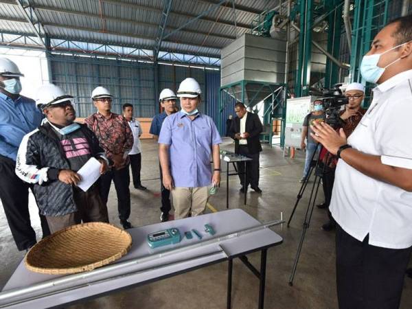 Mohd Khairuddin (dua,kiri) mendengar taklimat yang disampaikan oleh Pengurus LKTN Wilayah Utara, Mohd Fajrol Zakuan Mohd Yusoff di LKTN Kedah di sini hari ini.