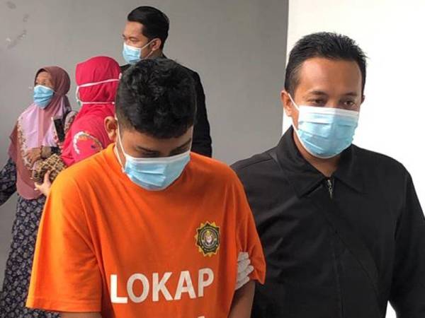 Suspek berusia 30 tahun yang juga bekas Penolong Kerani Kewangan MPNM dibawa keluar terlebih dahulu di Mahkamah Majistret Ayer Keroh di sini hari ini.