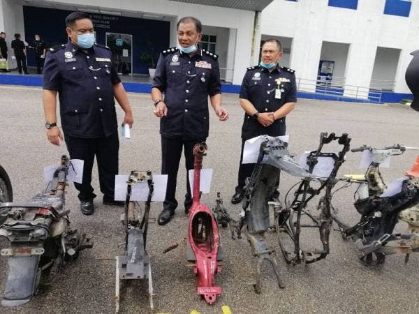 Baharudin (tengah) menunjukkan antara rangka motosikal yang dirampas susulan tumpasnya dua geng curi motosikal, baru-baru ini.