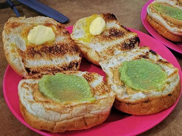 Variasi roti kahwin yang dijual di Kedai Kopi Aik Seng, Jalan Wharf di sini. - Foto Bernama