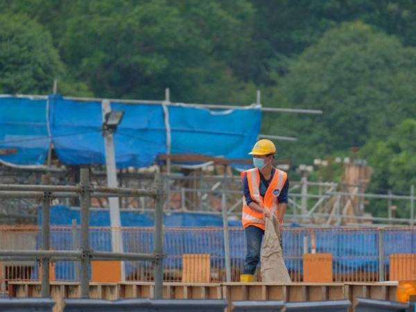 Sebanyak 17 tapak pembinaan di seluruh negara diarah tutup operasi buat sementara selepas didapati gagal mematuhi prosedur operasi standard (SOP) yang ditetapkan Majlis Keselamatan Negara (MKN). - Foto Bernama