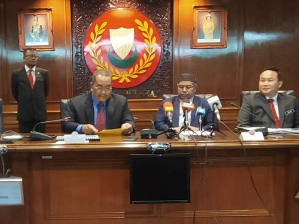 Dr Mohd Khairuddin (kiri) dan Muhammad Sanusi pada sidang akhbar sempena lawatan kerja dan pertemuan di Wisma Darul Aman di sini hari ini.