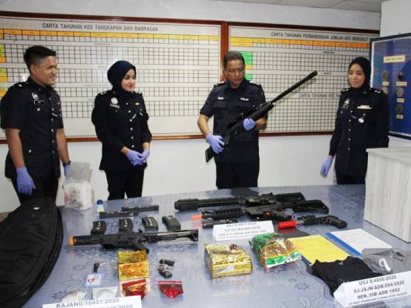 Mohd Zaid (dua dari kanan) menunjukkan antara barang yang dirampas dalam serbuan di Sungai Chua.