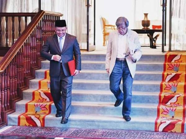Sultan Selangor, Sultan Sharafuddin Idris Shah berkenan menerima menghadap Menteri Besar Selangor, Datuk Seri Amirudin Shari hari ini.