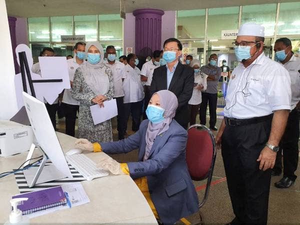 Kon Yeow (dua dari kanan) ketika meninjau sudut siber yang disediakan di Menara MBSP bagi memudahkan orang ramai berurusan melalui sistem dalam talian.