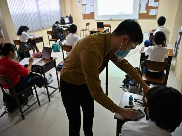 Kebanyakan sekolah kini telah dibuka semula dan pelajar kembali mengikuti sesi pembelajaran dalam keadaan normal baharu. - Foto AFP